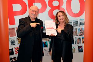 Lois und Silvia Lammerhuber mit der Awardurkunde