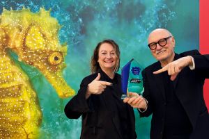 Silvia und Lois Lammerhuber mit dem LuxLife Award © Martin Ackerl