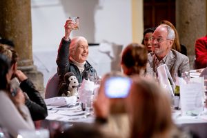 Jane Goodall hebt ein Glas Whisky